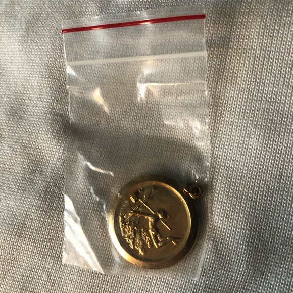 SPEARFISHING PENDANT MEDAL BRASS/GOLD TONE VINTAGE - Picture 6 of 6